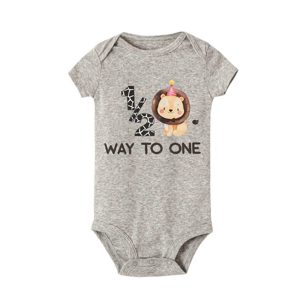 1/2 Way To One &amp; lion Pattern Print Baby Boys Romper Baby's Half Birthday Short Sleeve Bodysuit Birthday Party Infant Clothing
