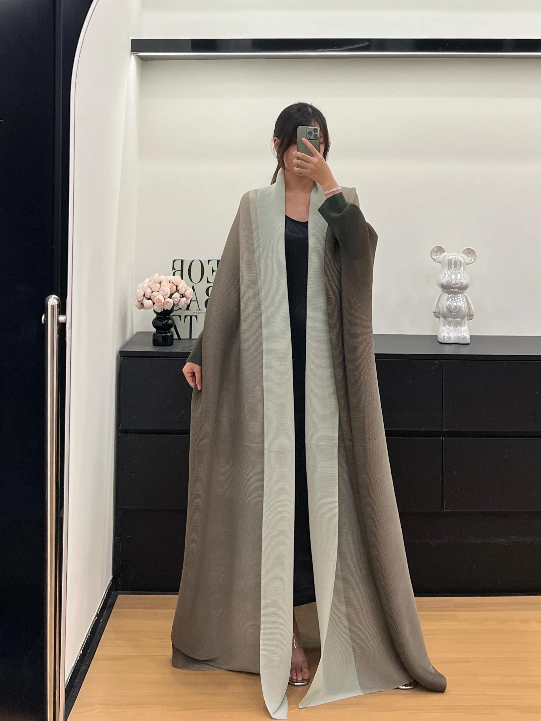 Women's Wrinkled Windbreaker Jacket with Bat Sleeve and Scarf Collar, Gradient Long Robe, Fashionable Retro Coats and Jackets.